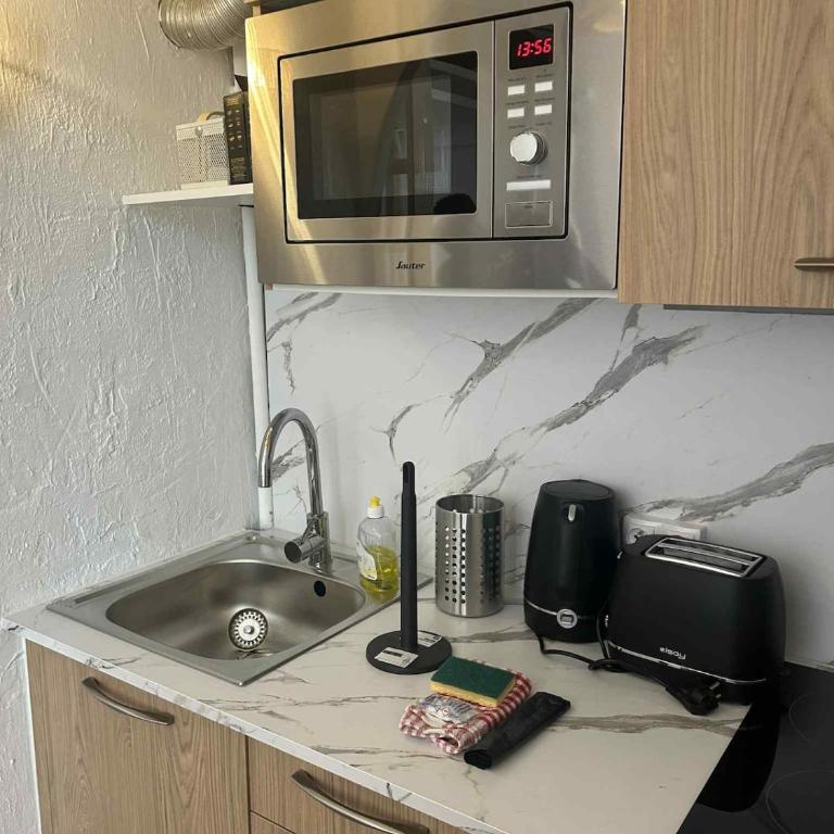 Juan Les Pins Centre, 3-person studio with mezzanine - One-Bedroom Apartment - 9