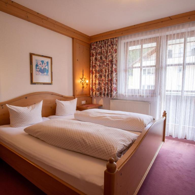Hotel Persura - Standard Doppelzimmer mit 2 Doppelbetten - 1