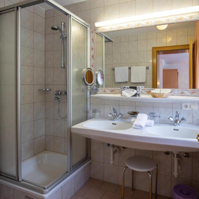 Hotel Persura - Standard Doppelzimmer mit 2 Doppelbetten - 3