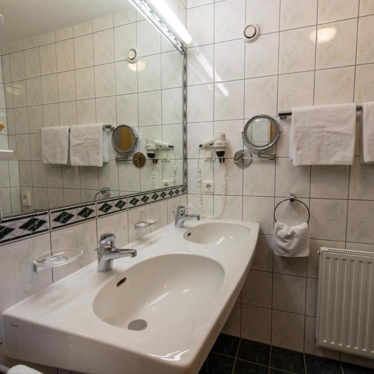 Hotel Persura - Standard Doppelzimmer mit 2 Doppelbetten - 5