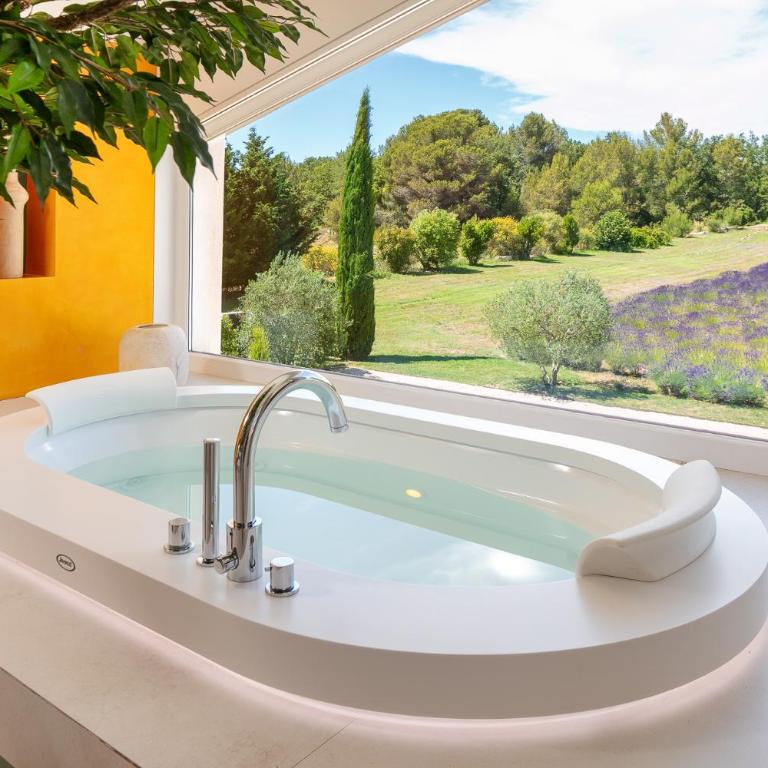 La Bastide de Damien, 5 clefs Demeure d'Exception et Table Remarquable dans le guide Teritoria, JACUZZI Privatif, Cuisine étoilée Dominique Frérard - Suite avec Jacuzzi - 3