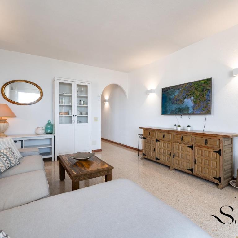 Andalusian Style 3 Bd Apartment with Sea Views in Central Benalmadena - Three-Bedroom Apartment - High Floor - 15