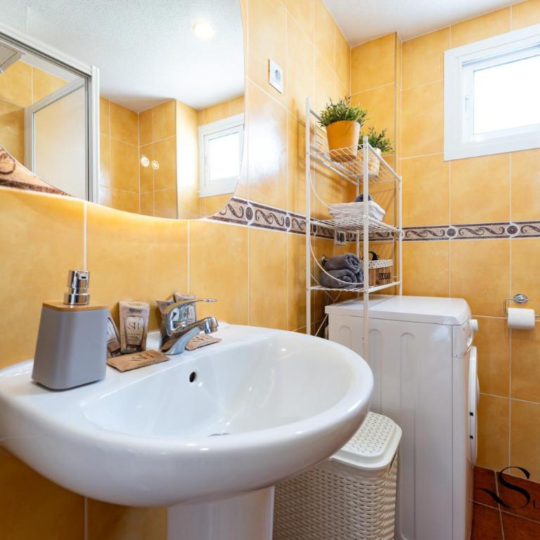 Andalusian Style 3 Bd Apartment with Sea Views in Central Benalmadena - Three-Bedroom Apartment - High Floor - 28