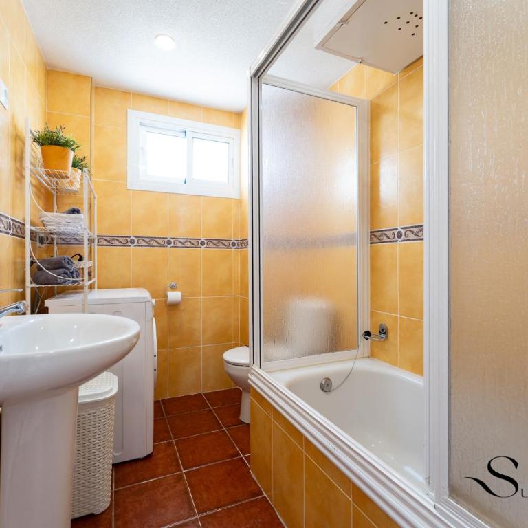 Andalusian Style 3 Bd Apartment with Sea Views in Central Benalmadena - Three-Bedroom Apartment - High Floor - 29