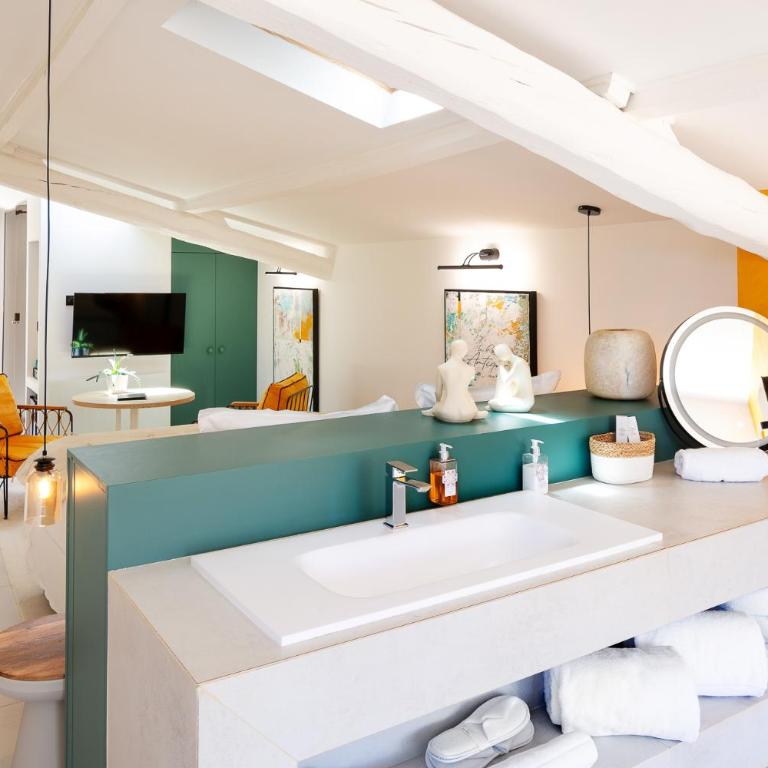 La Bastide de Damien, 5 clefs Demeure d'Exception et Table Remarquable dans le guide Teritoria, JACUZZI Privatif, Cuisine étoilée Dominique Frérard - Suite avec Jacuzzi - 8