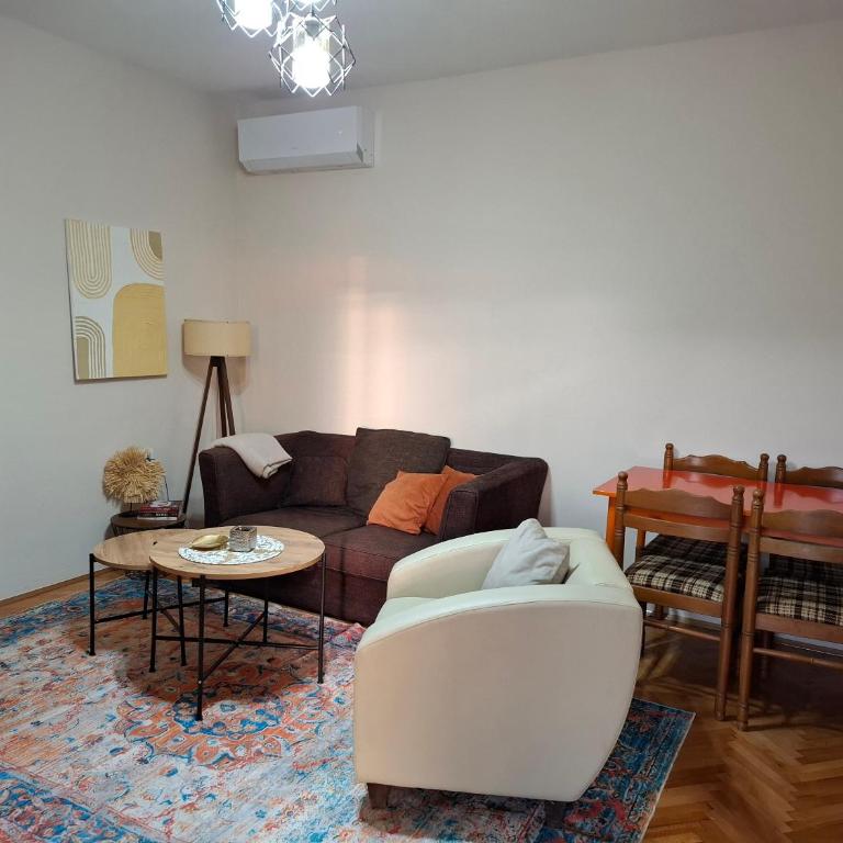 Green Cottage - Two-Bedroom House - 11