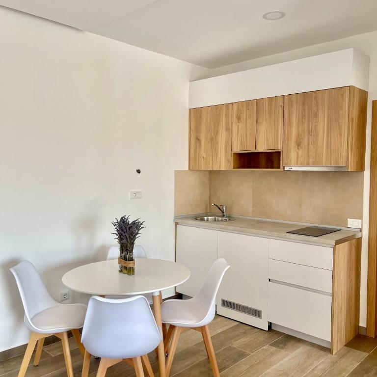 Square Residence & Pool - One-Bedroom Apartment - 3