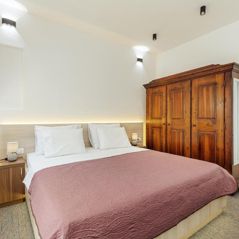 Hotel Subra Atrium - Deluxe Suite with Pool View - 2