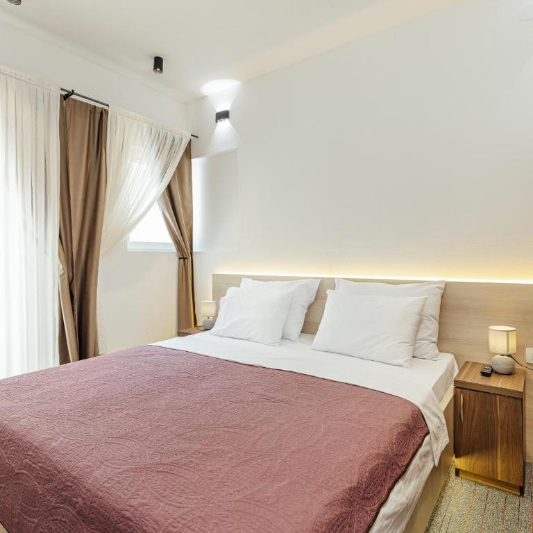 Hotel Subra Atrium - Deluxe Suite with Pool View - 7