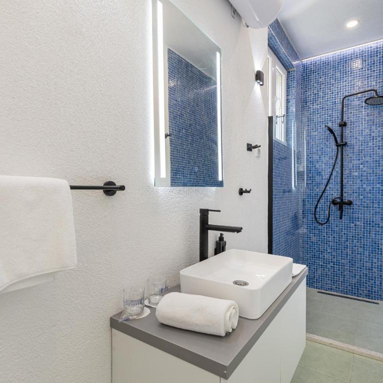 Hotel Subra Atrium - Deluxe Suite with Pool View - 4