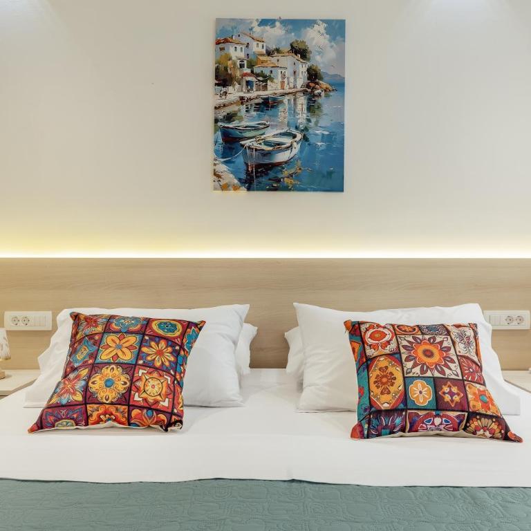 Hotel Subra Atrium - Family Suite with Pool View - 2