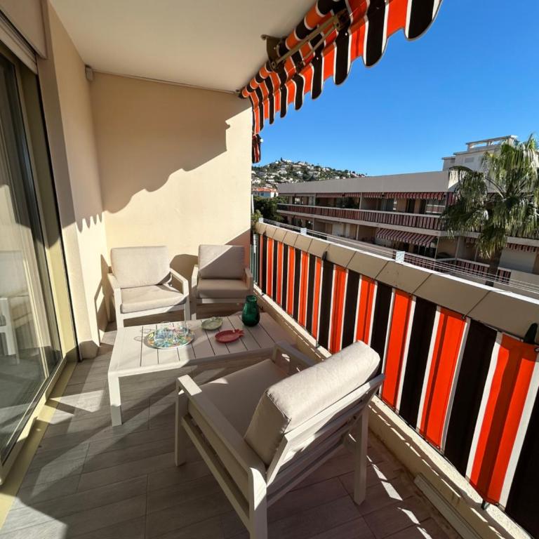 L'ESTIVALIERE - Golfe Juan - Confortable T3 vue mer - climatise et garage ferme - Appartement 2 Chambres avec Terrasse et Vue sur la Mer - 2