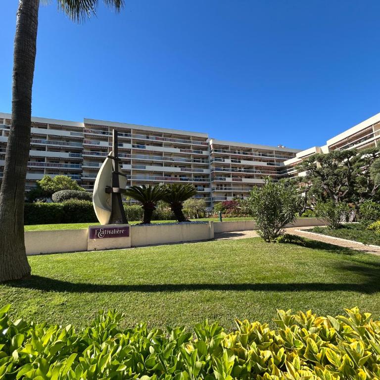 L'ESTIVALIERE - Golfe Juan - Confortable T3 vue mer - climatise et garage ferme - Appartement 2 Chambres avec Terrasse et Vue sur la Mer - 15