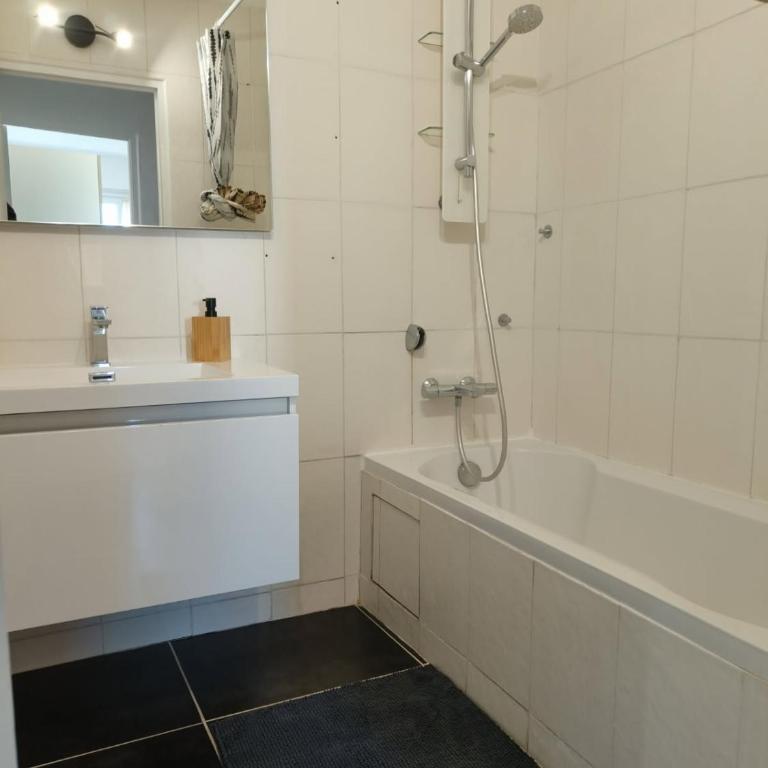 3 pièces proche gare - clim, accès plage à pied - Apartamento de 2 dormitorios - 17