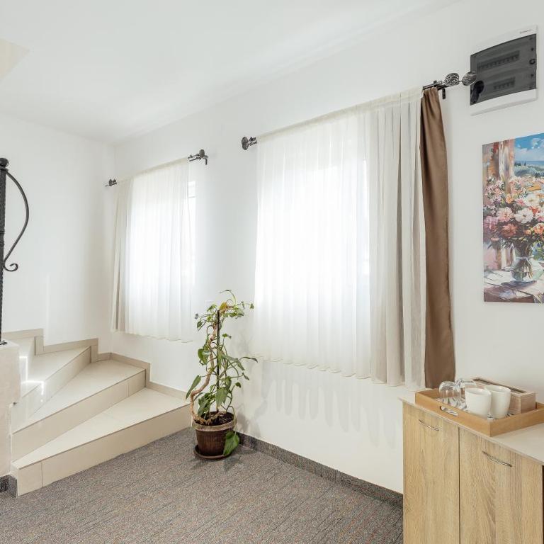 Hotel Subra Atrium - Superior Suite with Pool View - 7