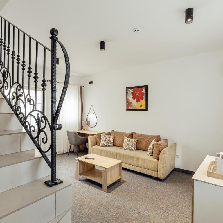 Hotel Subra Atrium - Family Suite with Pool View - 3