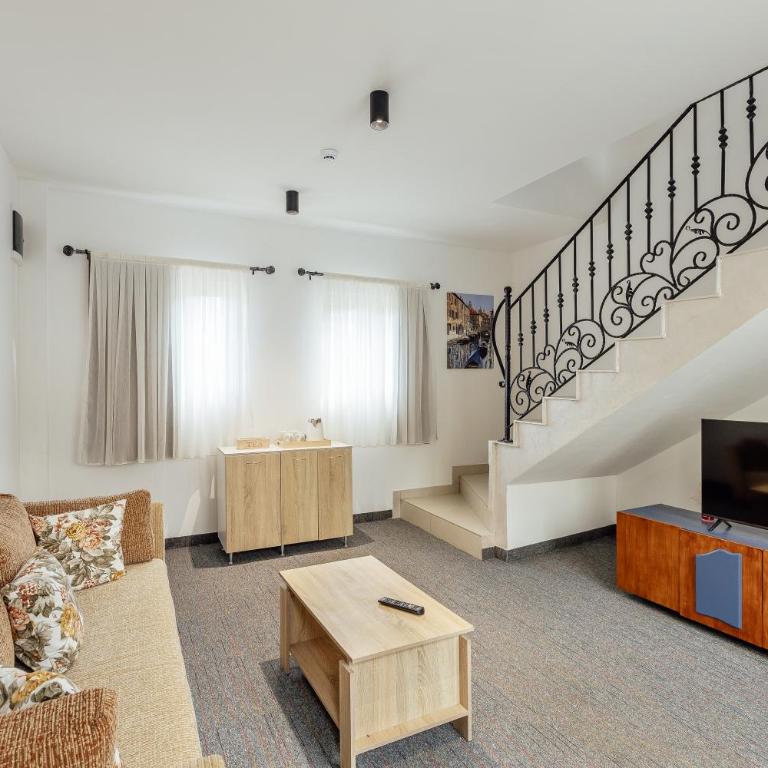 Hotel Subra Atrium - Family Suite with Pool View - 4