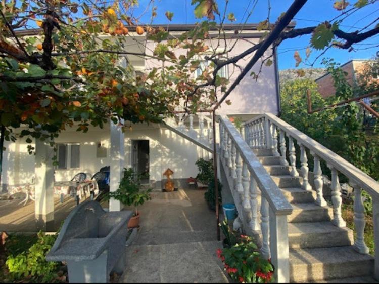 Guesthouse RED STAR - Apartment with Garden View - 1