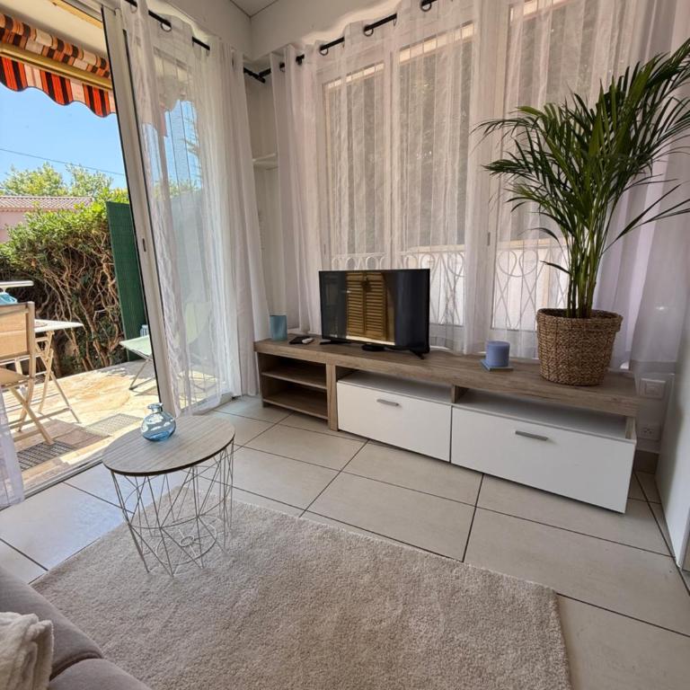 Studio cosy avec piscine proche du bord de mer - Appartamento con 1 Camera da Letto - 2