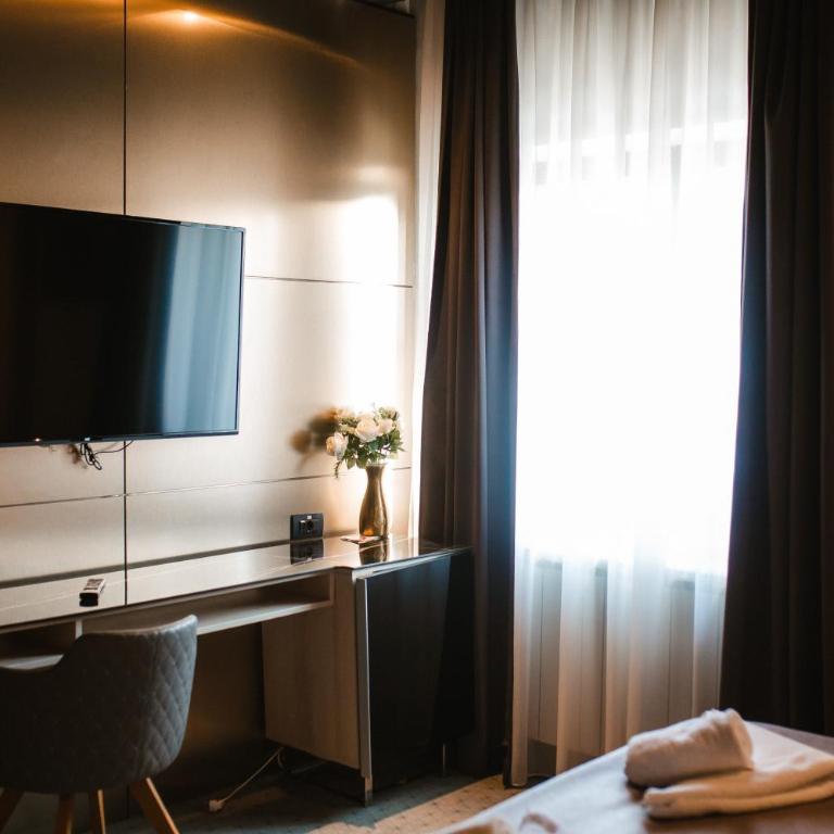 Garni Uni Elita Lux Hotel - Dvokrevetna Soba sa Bračnim Krevetom - 1