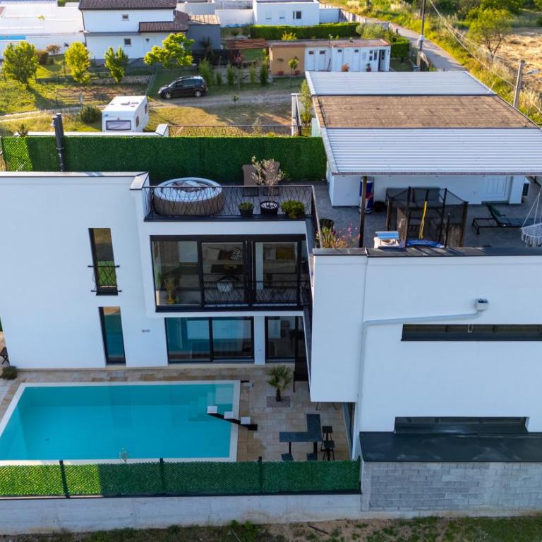 Luxe Waters Retreat - Three-Bedroom Villa - 8
