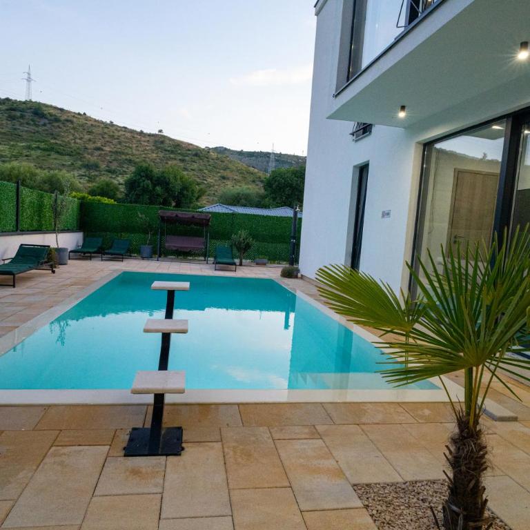 Luxe Waters Retreat - Three-Bedroom Villa - 33