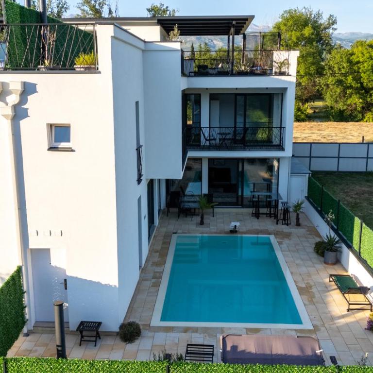 Luxe Waters Retreat - Three-Bedroom Villa - 37