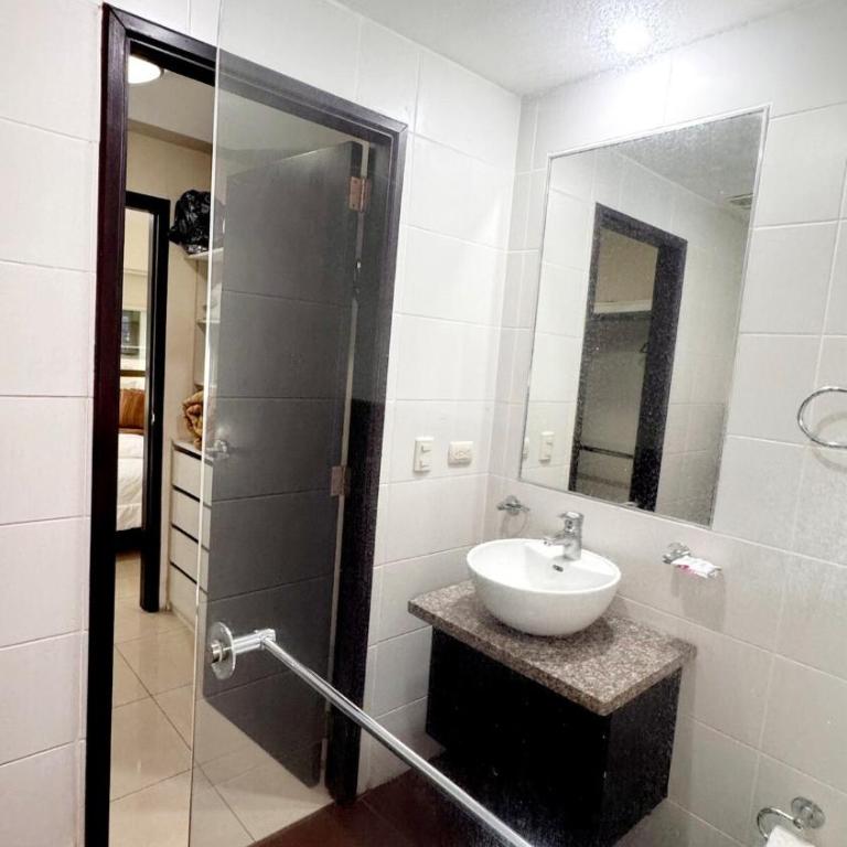 EcuaBook Family Apartment Airport 504 - Three-Bedroom Apartment - 55