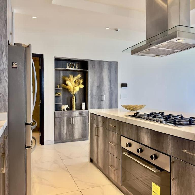 Luxury Beachfront Condo 3BR 3BA with stunning views - Apartment - 4