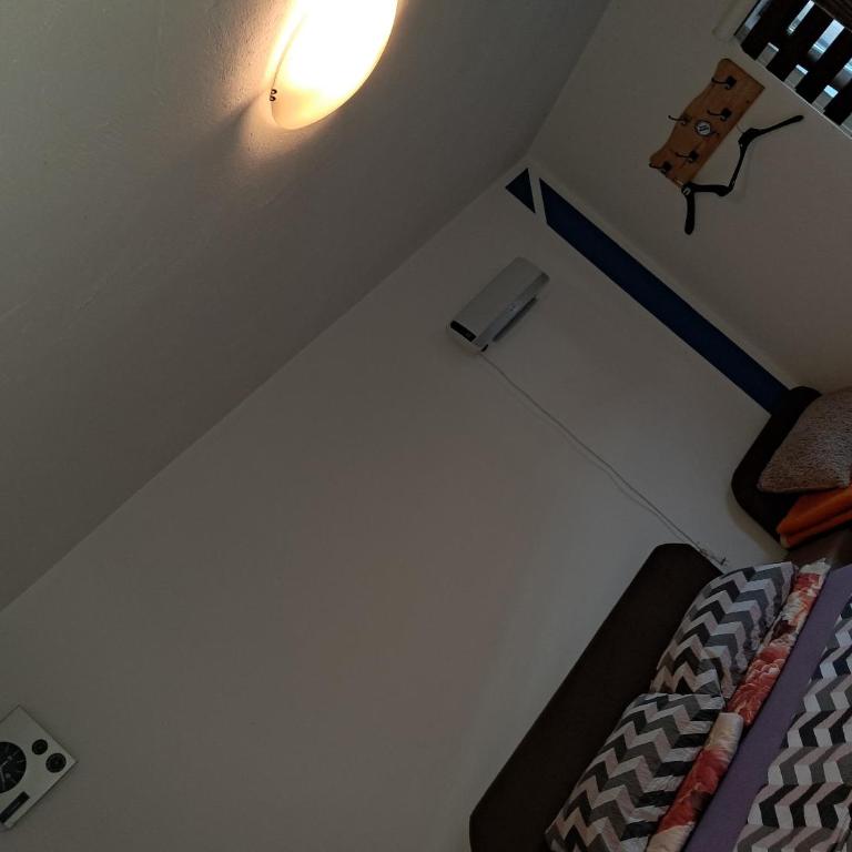Hostel Topić - Osnovna Trokrevetna Soba - 2