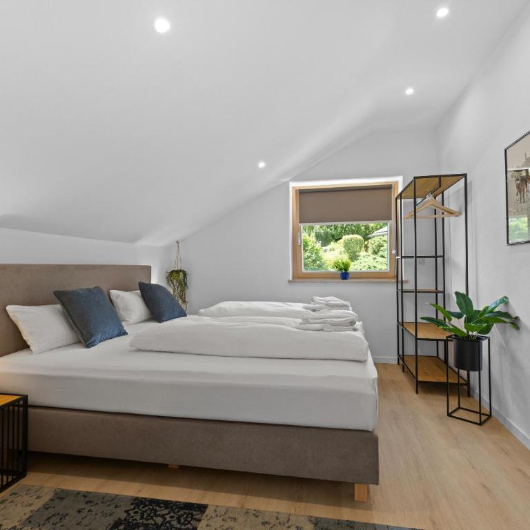 ALPENglück - Stylisches Dachgeschoss-Apartment mit Bergblick, großer Balkon & 3 Schlafzimmern - Apartment mit 3 Schlafzimmern - 32