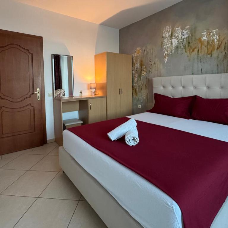 Cobi Apartments - Long Beach - Two-Bedroom Apartment with Balcony - 9