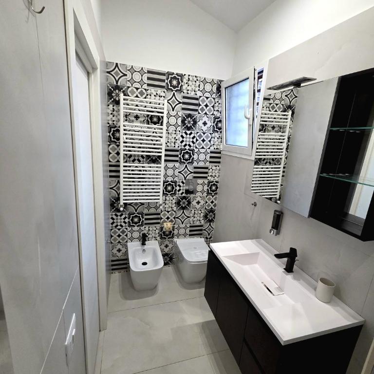 Angelina Rooms - Double Room with Balcony and Private External Bathroom - 16