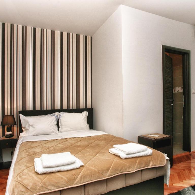 Apartments Obala - Katić - Double Room with Balcony - 4