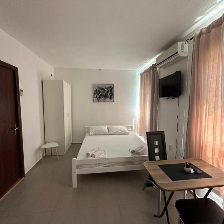 Apartmani Rira - Dvokrevetna Soba sa Bračnim Krevetom i Sopstvenim Kupatilom - 3