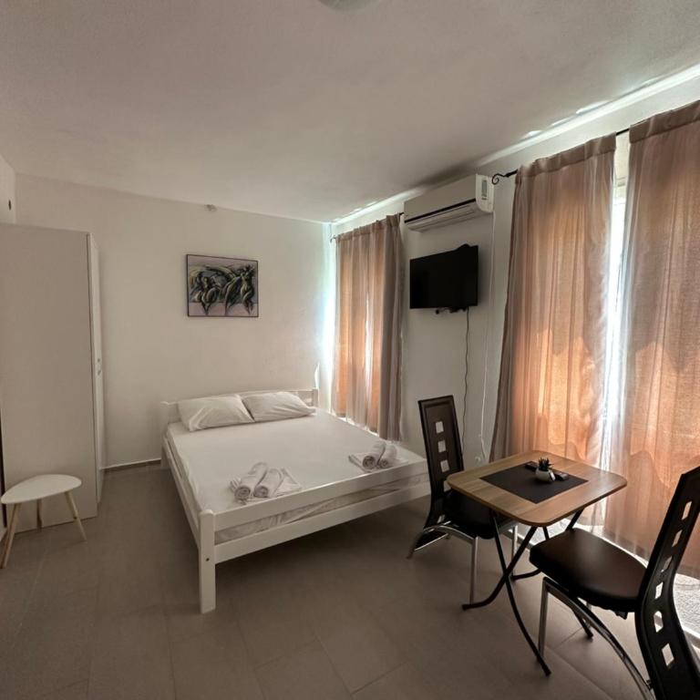 Apartmani Rira - Dvokrevetna Soba sa Bračnim Krevetom i Sopstvenim Kupatilom - 4
