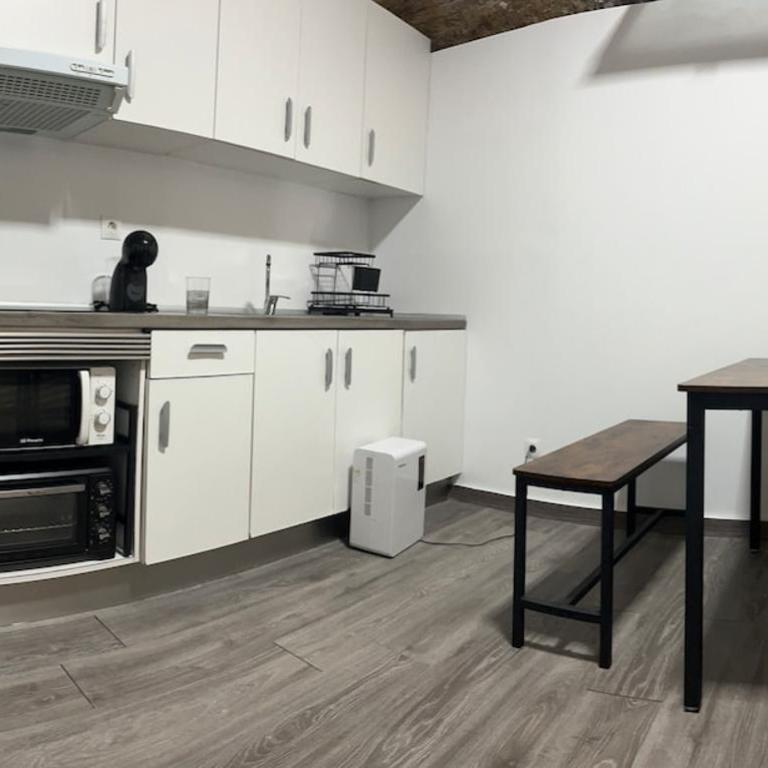 Barcelona's Gem - Standard Double Room with Shared Bathroom - 4