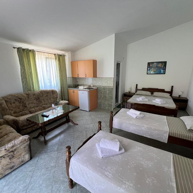 Apartmani Zlatičanin - Porodična Soba sa Balkonom - 1