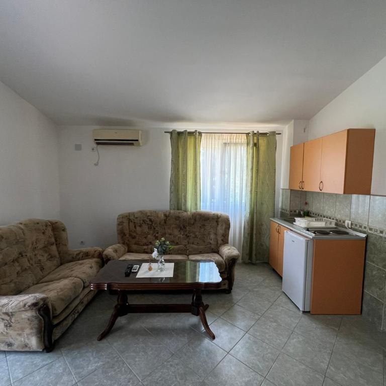 Apartmani Zlatičanin - Porodična Soba sa Balkonom - 2