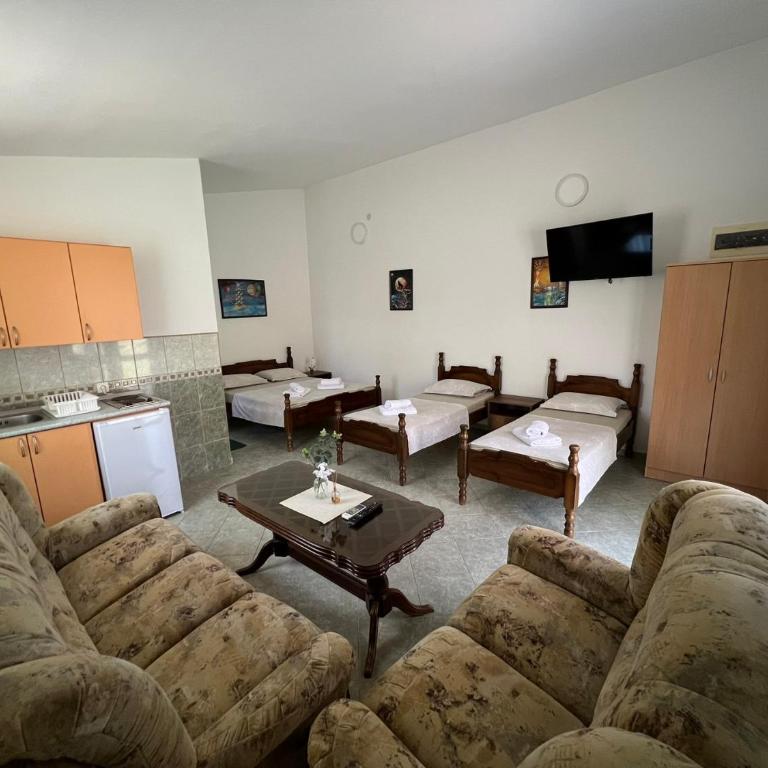 Apartmani Zlatičanin - Porodična Soba sa Balkonom - 5