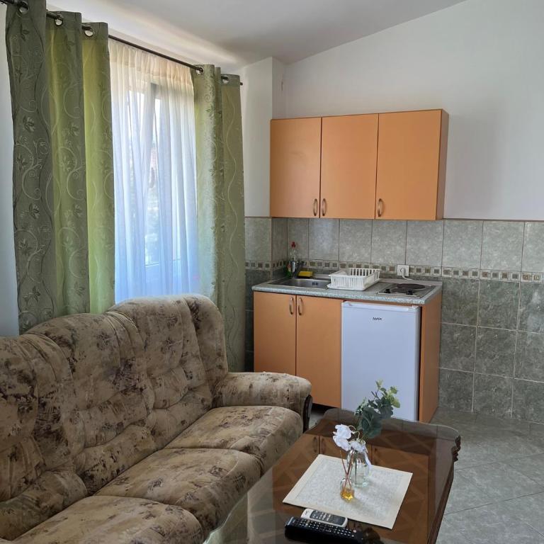 Apartmani Zlatičanin - Porodična Soba sa Balkonom - 6