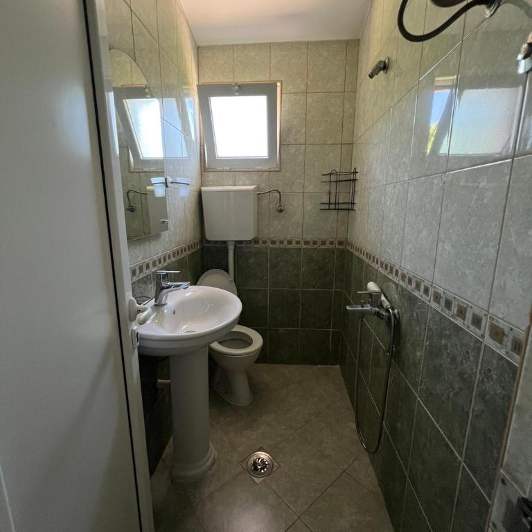 Apartmani Zlatičanin - Četvorokrevetna Soba sa Balkonom - 3