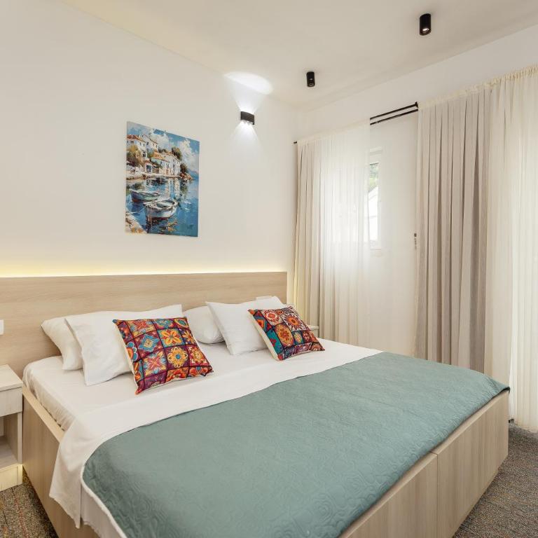 Hotel Subra Atrium - Family Suite with Pool View - 11