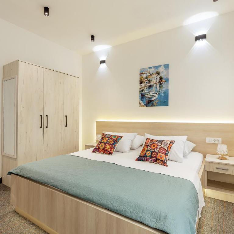 Hotel Subra Atrium - Family Suite with Pool View - 12