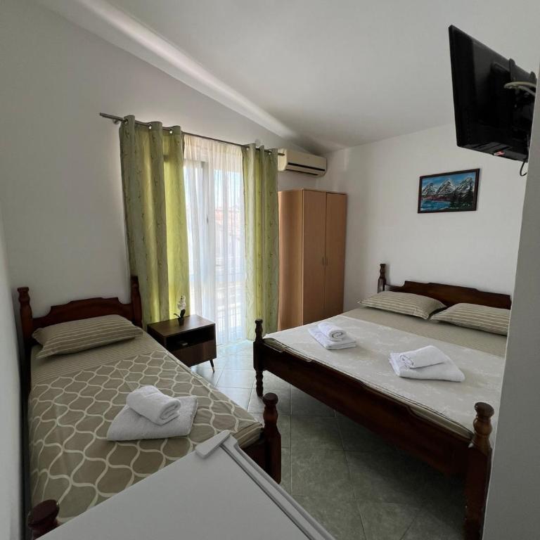 Apartmani Zlatičanin - Trokrevetna Soba sa Balkonom - 1