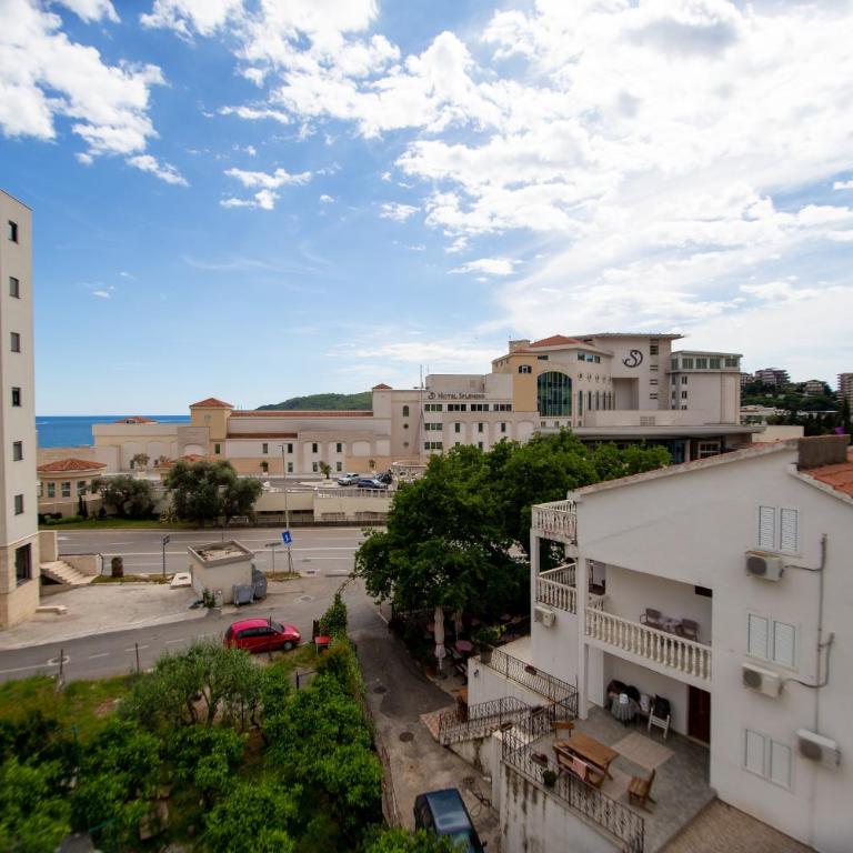 Apartmani Becici - Apartment with Balcony - 13