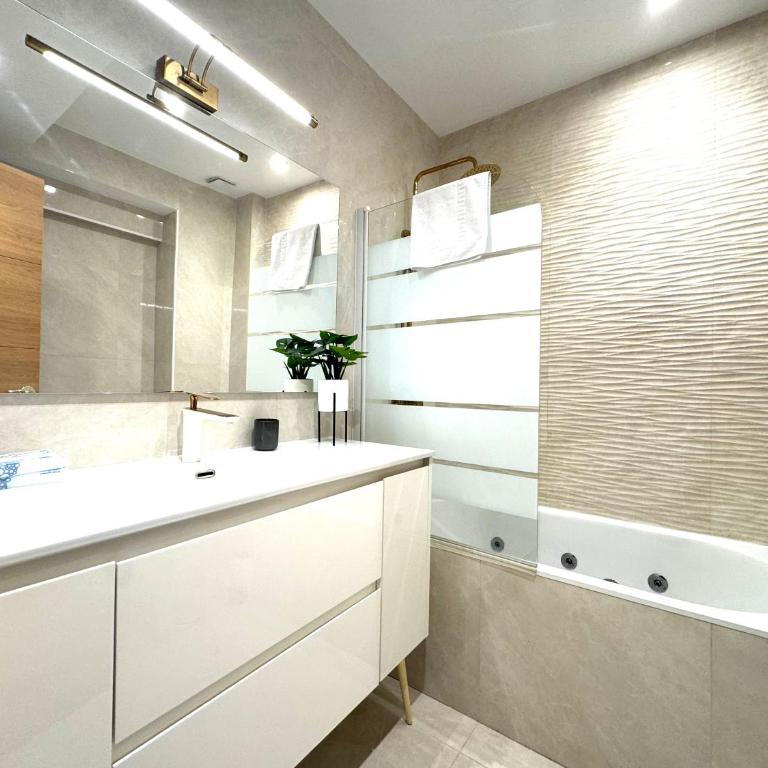 Paradise Luxurious apartment, 3 double rooms for 6 guests, 4 beds, terrace, jacuzzi, free parking, new - Apartamento de 3 dormitorios - 38