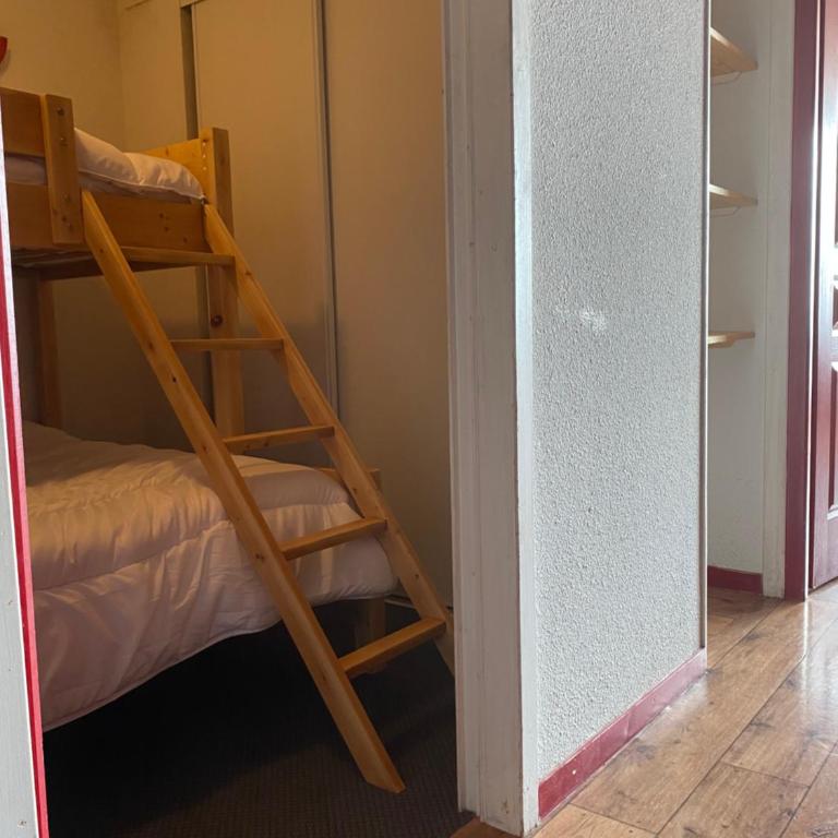 Plein sud, grande pièce de vie, vue imprenable sur les montagnes et parking couvert privé - Appartement 1 Chambre - 15
