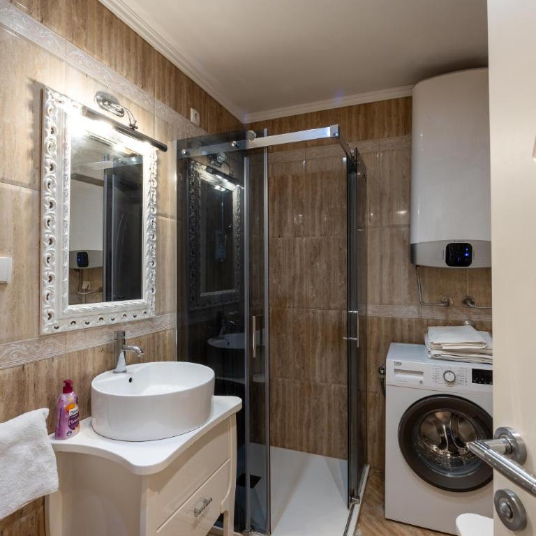 Belgrade Center Apartment Lux III - Deluks Apartman sa 2 Spavaće Sobe i Pogledom na Vrt - 1