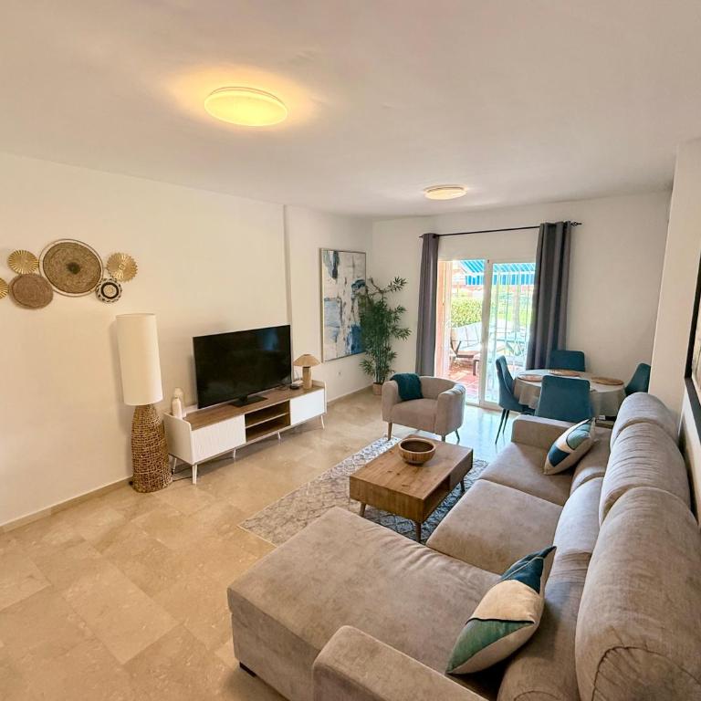 No1 - Beachfront Estepona, close to port, 2 bedroom, 2 bathroom, sleeps 5 - Apartamento Familiar de 2 dormitorios con vistas - 3